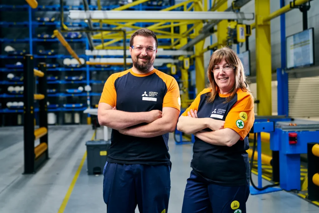 Twee medewerkers van Mitsubishi Chemical Group in het magazijn